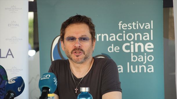 El director Juanma Bajo Ulloa, en la rueda de prensa del festival. Foto: @islantillacine