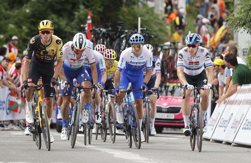  Tropela Pikeko igoeran 1. etapan. Argazkia: EFE