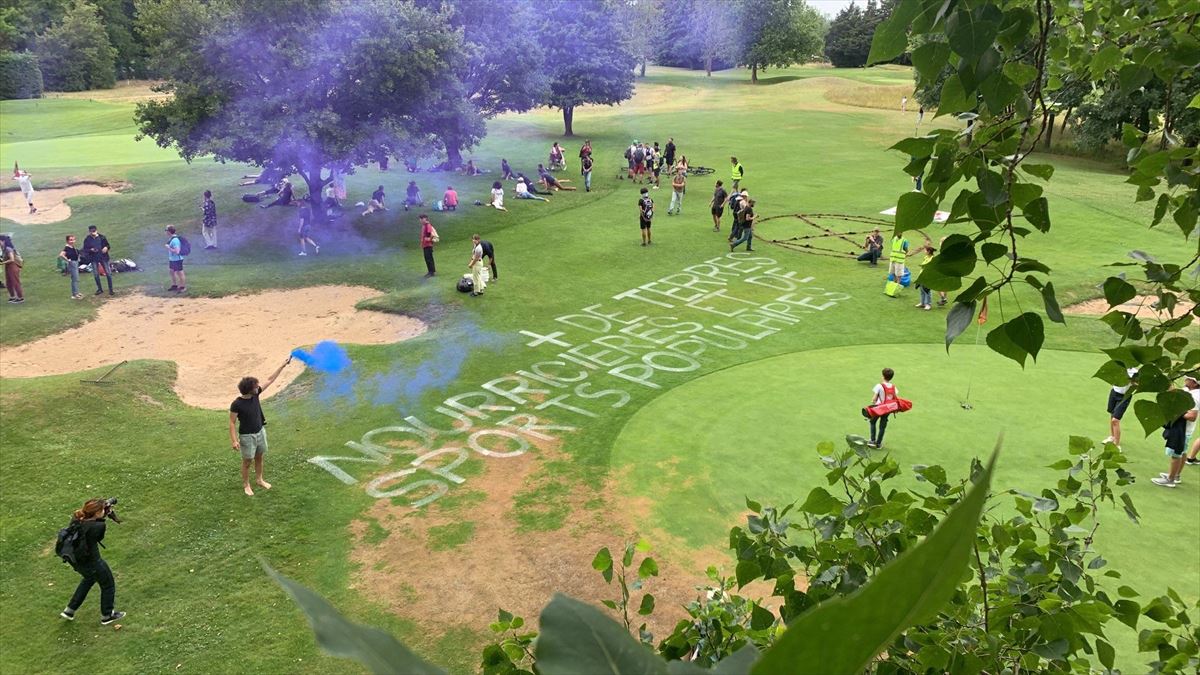 'Rebelion o Extincion' taldeko klima-ekintzaileen protesta, golf-zelai batean. Argazkia: @xrFrance