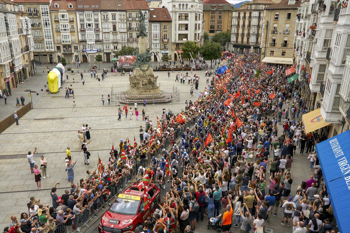 El pelotón recorre el centro de Vitoria-Gasteiz arropados por el calor de miles de aficionados