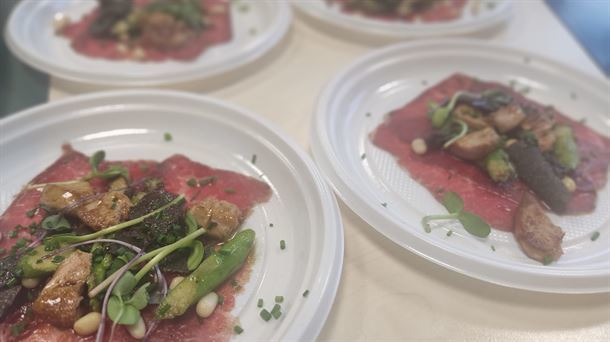 Carpaccio de wagyu con trufa, trigueros y foie