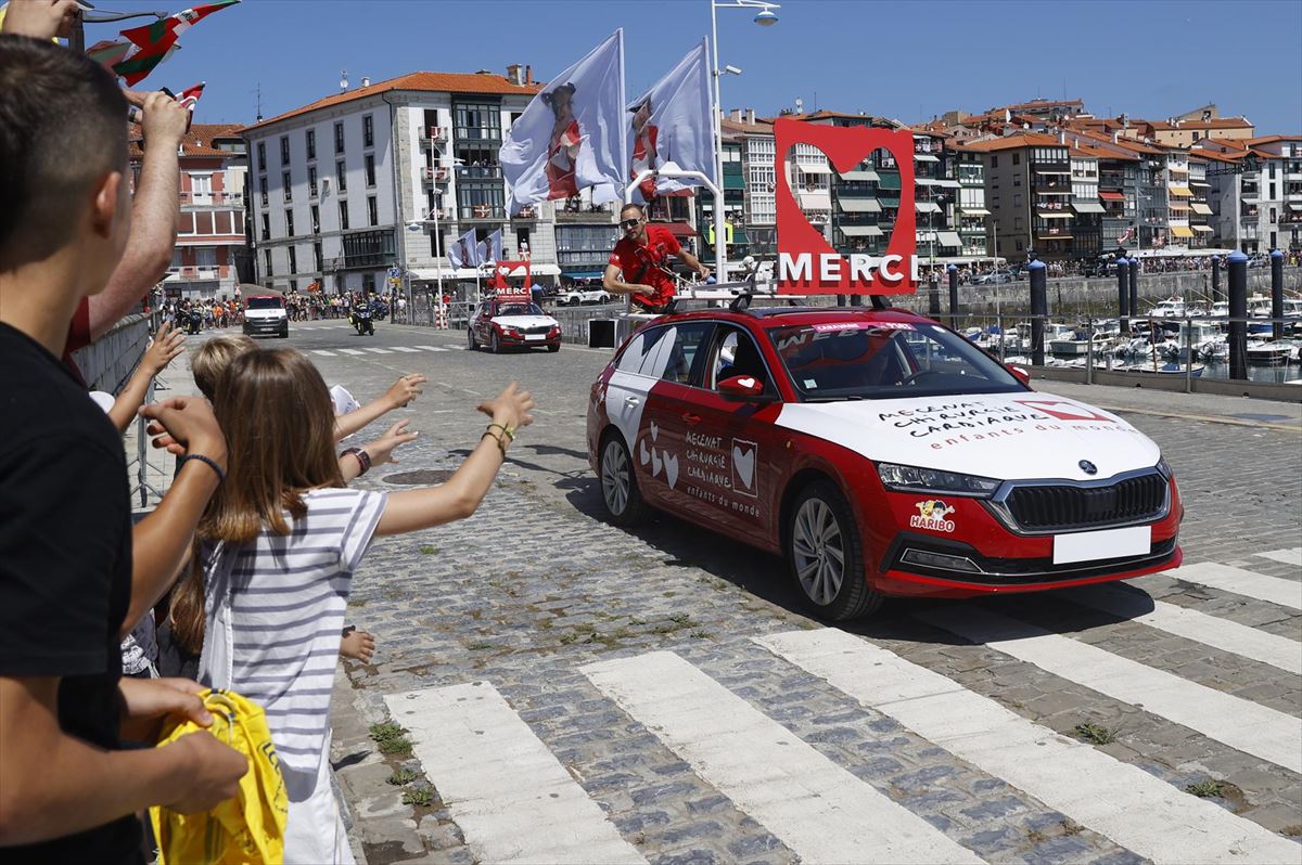 La caravana del Tour, en Lekeitio. Foto: EFE