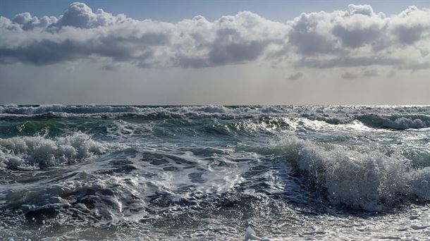 Imagen de una playa con la mar revuelta 