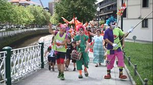 Gure Esku aprovecha el Tour para reivindicar que el río Bidasoa sea un puente y no una frontera
