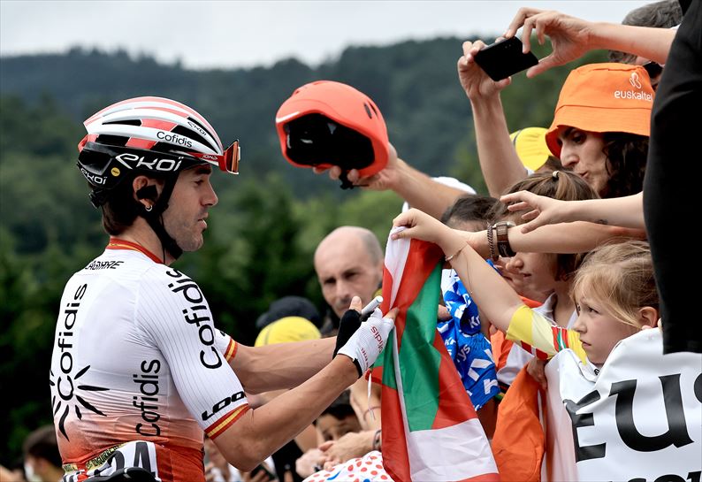 Jon Izagirre autografoak sinatzen Zornotzan. Argazkia: EFE