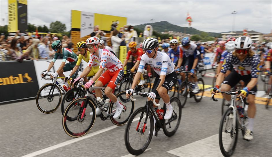 Adam Yates, Neilson Powless eta Tadej Pogacar. Argazkia: EFE