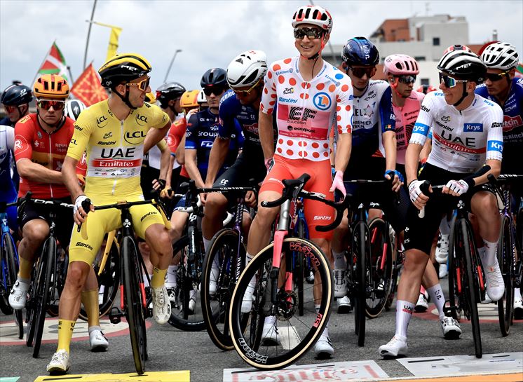 Adam Yates, Neilson Powless eta Tadej Pogacar. Argazkia: EFE