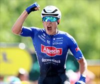 Jasper Philipsen gana la etapa con final en Baiona, en el primer esprint masivo del presente Tour