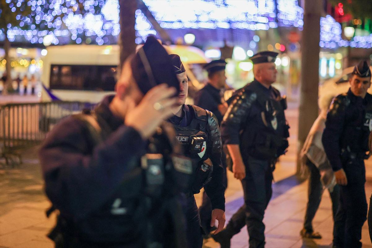 Agentes en París, en la zona del Arco del Triunfo. Foto: EFE