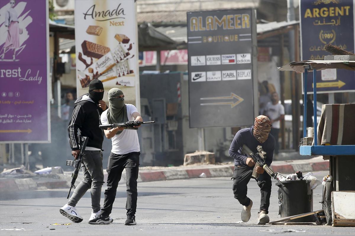 Milicianos palestinos hacen frente al ataque isralí en las calles de Yenín. Foto: EFE