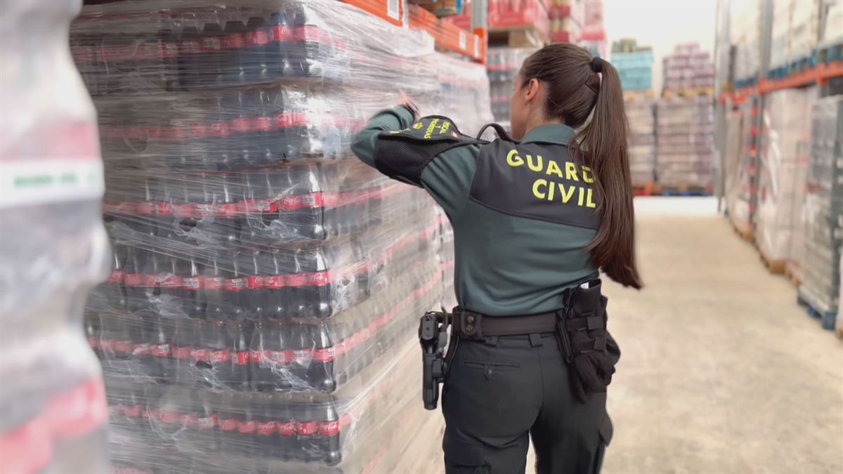 Los refrescos incautados. Imagen obtenida de un vídeo de la Guardia Civil.