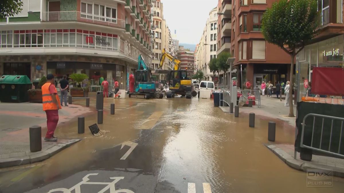 Un escape de agua inunda la calle Máximo Aguirre de Bilbao. Foto: EITB Media.