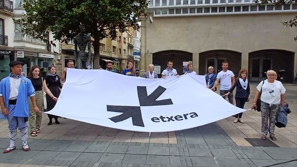 Representantes de Sare y Etxerat en el Caminante de Vitoria-Gasteiz, hoy. Foto: Sare