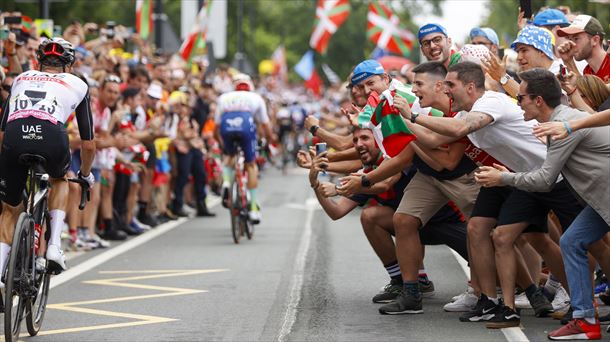 Un corredor es aclamado por la afición durante la primera etapa del Tour en Bilbao.