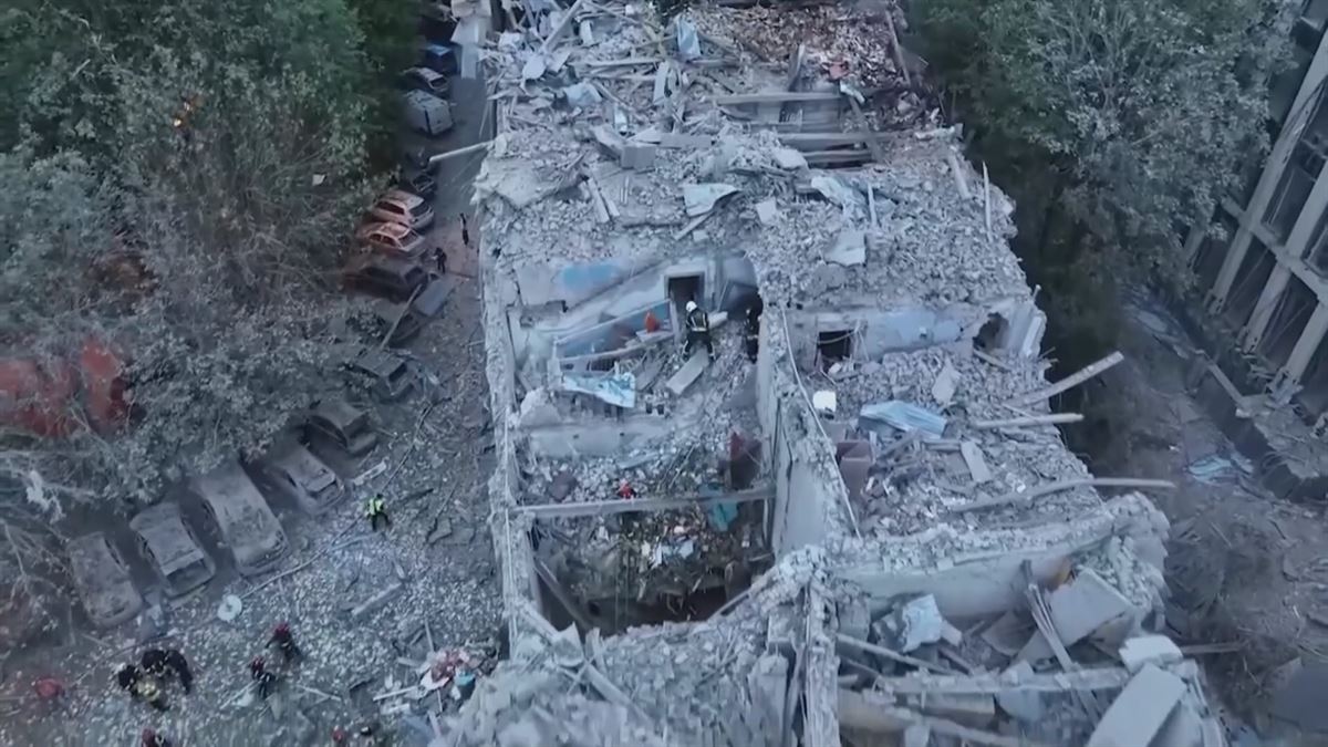 Lviv hiriko eraikinetako bat misilekin egindako erasoaren ondoren. Argazkia: AFP.
