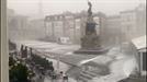 Una impresionante granizada viste de blanco la Plaza de la Virgen Blanca de Vitoria-Gasteiz