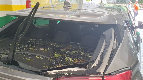 Lunas rotas, abolladuras en la chapa... los daños de la tormenta han sido cuantiosos