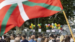 Irunek eta Hendaiak Avenida zubiaren itxieraren aurkako elkarretaratzea egin dute