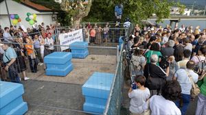 Irun eta Hendaiako herritarrak eta erakundeetako ordezkariak, Avenida zubiaren itxieraren aurka