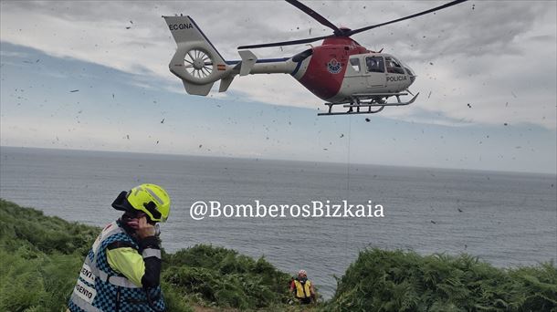 Larrialdi zerbitzuak erreskate lanetan. Argazkia:@BomberosBizkaia