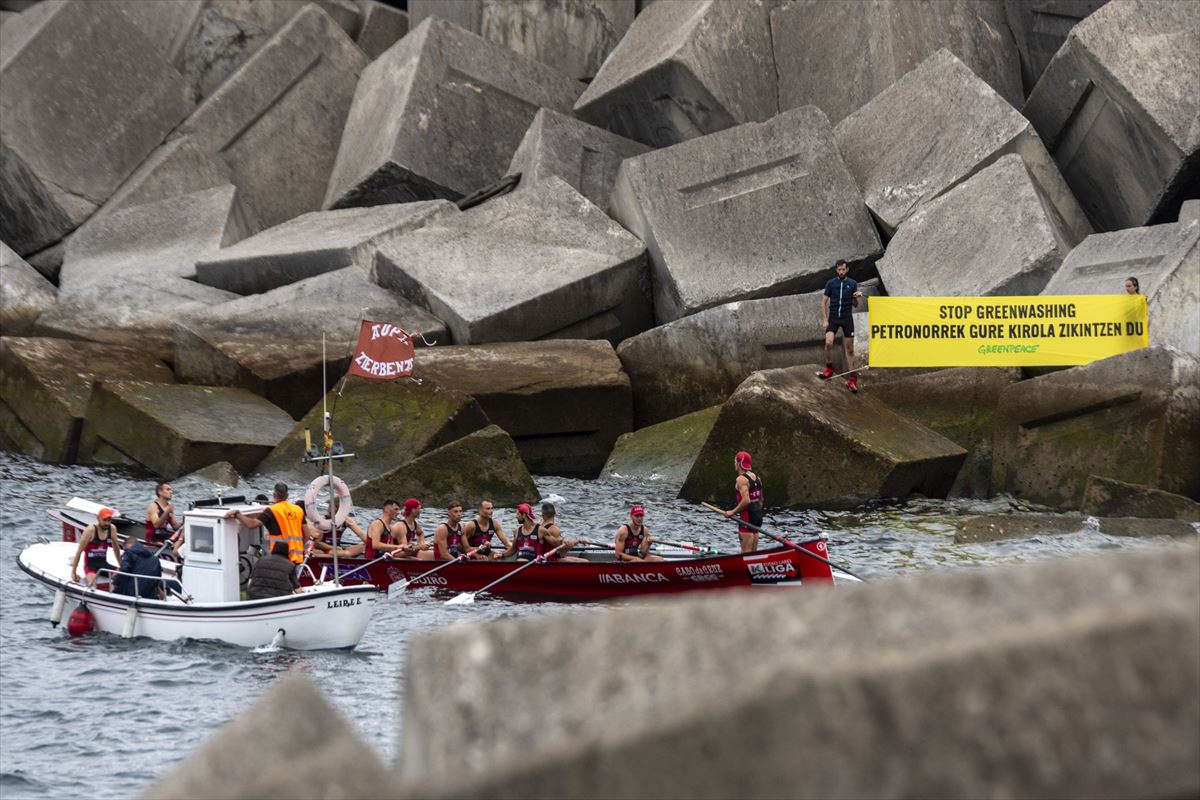 Activistas de Greenpeace durante la regata de Zierbena. @GreenpeaceEUS