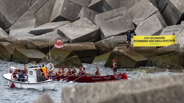 Greenpeaceko aktibistak Zierbenako estropadan. @GreenpeaceEUS