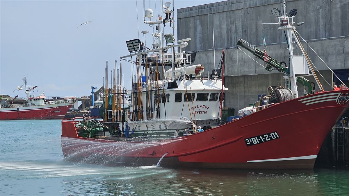 Un barco preparándose para la costera del bonito. 