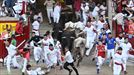 Los corredores y los toros de la ganadería Fuente Ymbro a su llegada a la plaza de toros de Pamplona. Foto:EFE title=