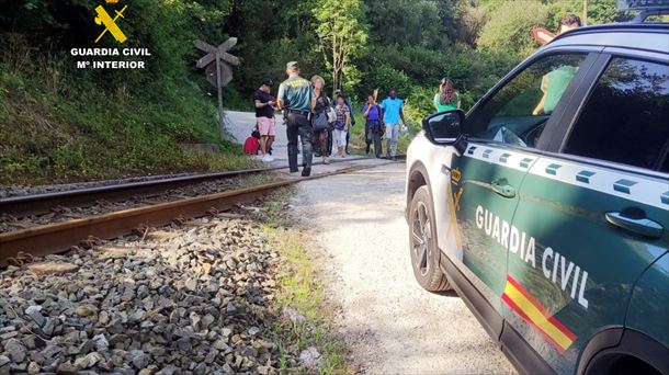 Santander-Bilbo lineako trena hustu duten unea. Argazkia: EFE