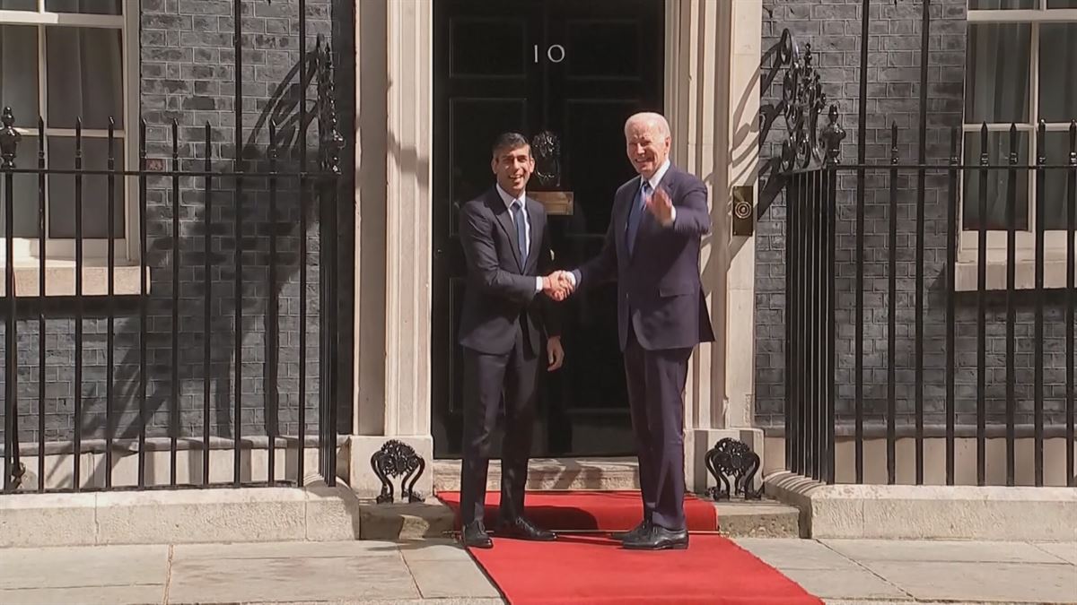 Saludo entre Sunak y Biden. Imagen obtenida de un vídeo de Agencias.