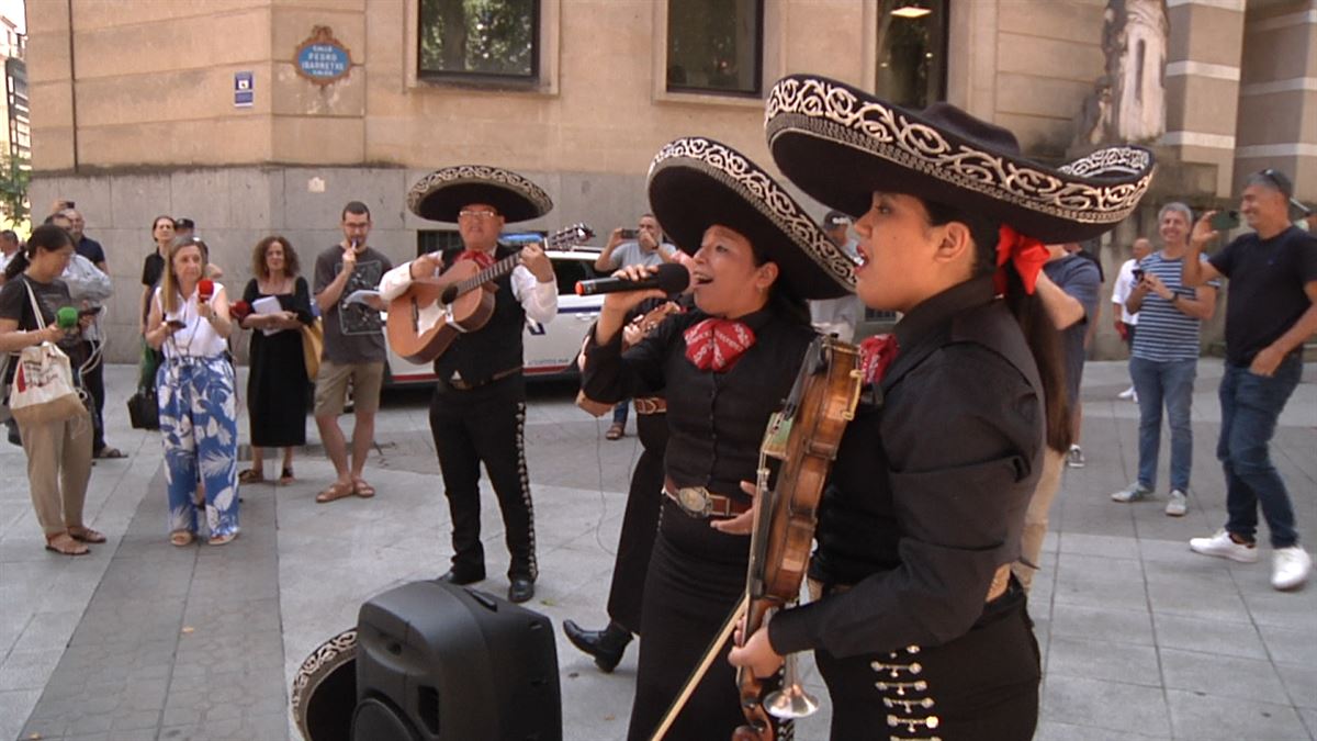 Sindicatos de la Ertzaintza envían mariachis a Sabin Etxea para pedirle a Urkullu que se siente a negociar