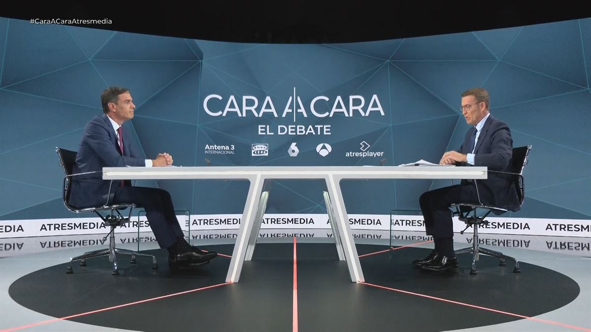 Sánchez y Feijóo, sonrientes antes del debate. 