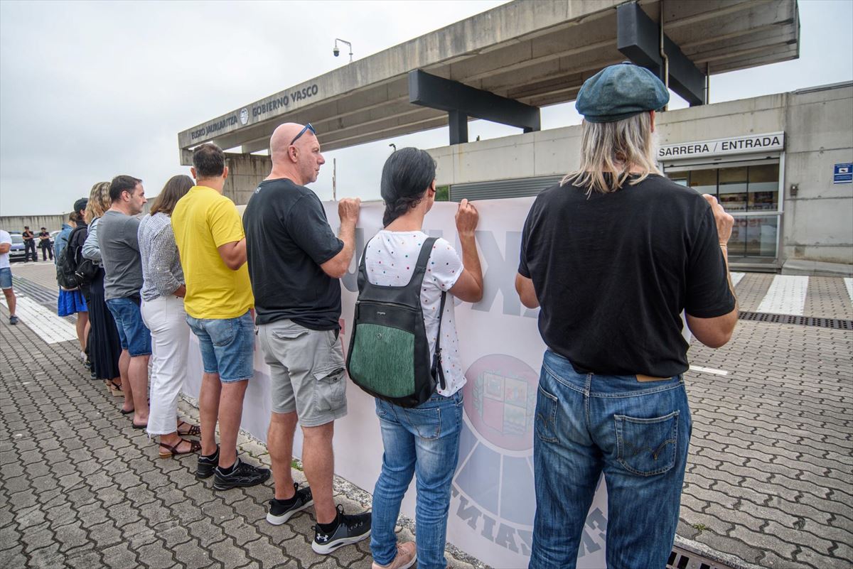 Agente batzuk protestan, Erandioko ertzain-etxe nagusiaren aurrean. 