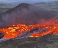 Islandian, Reykjavik hiriburutik 30 kilometrora dagoen sumendian erupzioa lehertu da