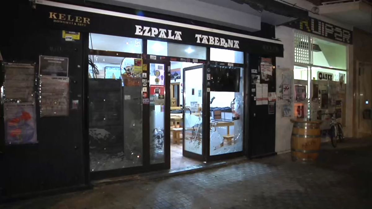 El bar Ezpala de Pamplona tras el ataque. Imagen: EITB