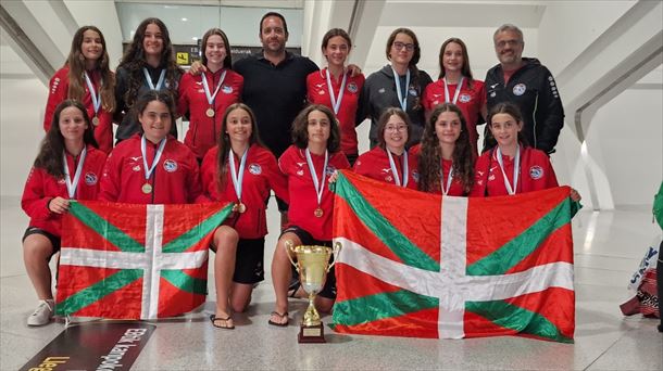 La Selección Vasca, en el aeropuerto de Loiu, con el trofeo. Foto: Euskal Selekzioa.