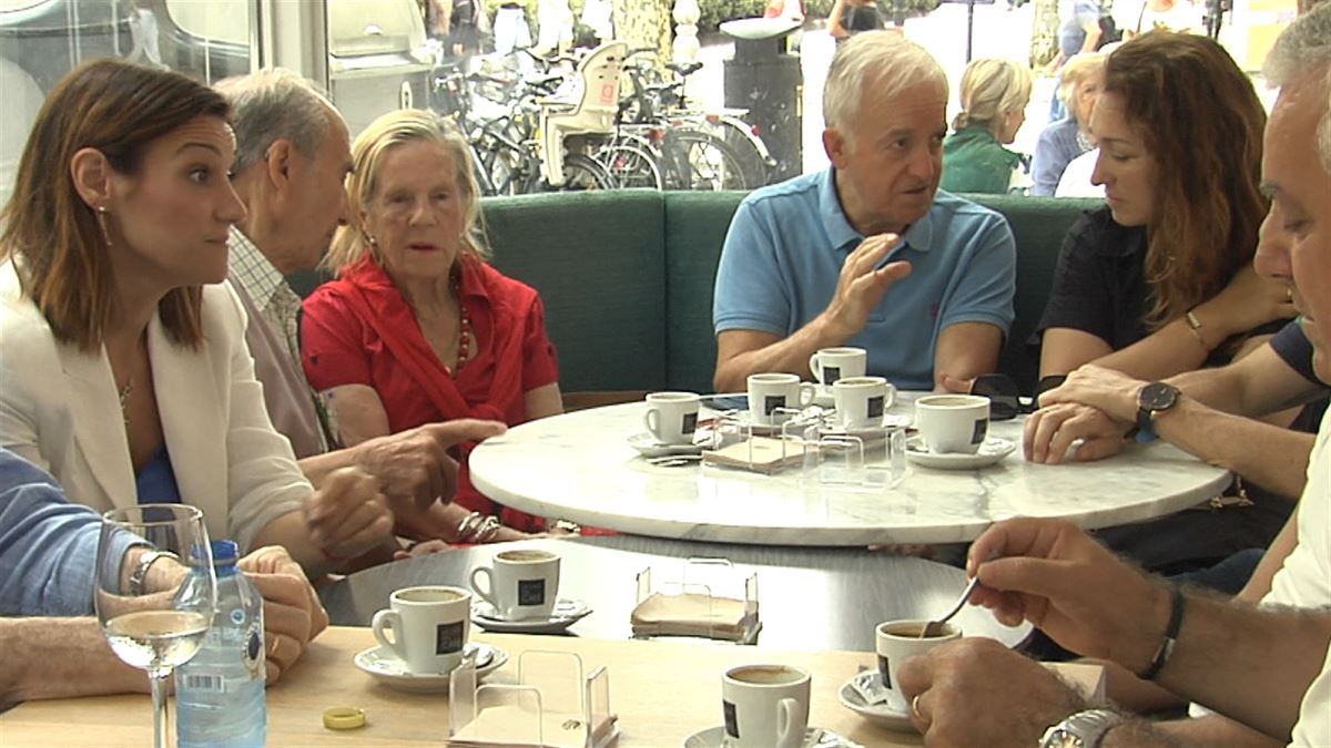 Joana Arce tomando café con los pensionistas. Foto: EITB Media
