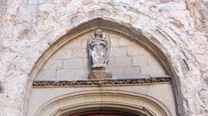 La escultura de San Miguel y el convento Dominicas del Casco Viejo afectados por la granizada