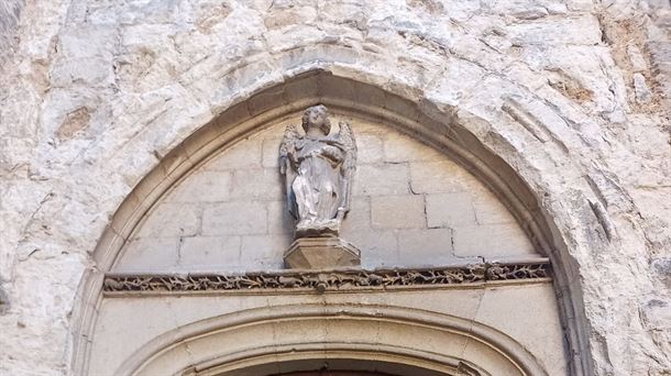 La escultura de San Miguel y el convento Dominicas del Casco Viejo afectados por la granizada