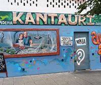 Nuevo mural en Salburua para fomentar el euskera y el consumo en el pequeño comercio