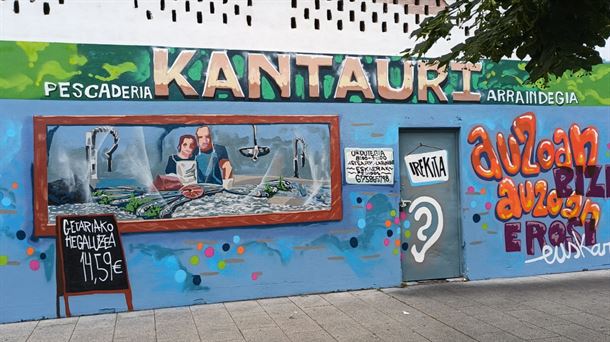 Nuevo mural en Salburua para fomentar el euskera y el consumo en el pequeño comercio