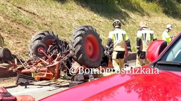 Hildakoa errepidetik gertu dagoen landa batean ari zen lanean. Argakzia: Bomberos Bizkaia