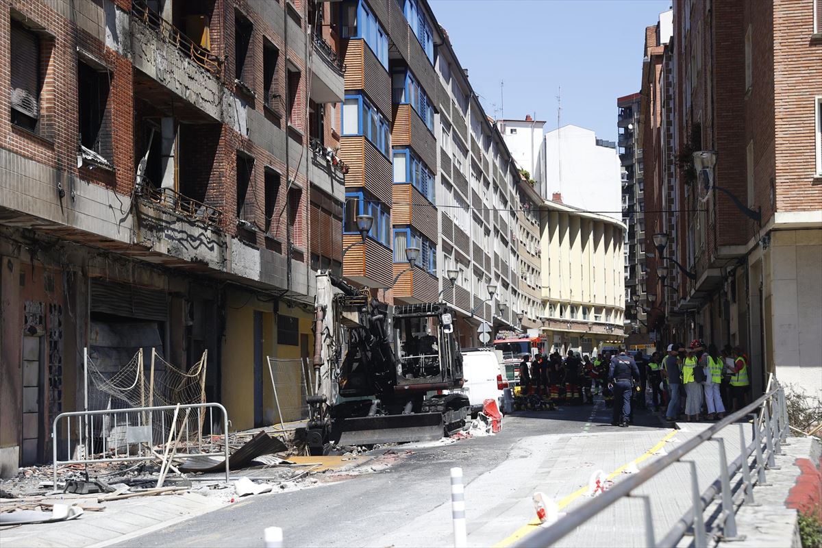 Kaltetutako eraikina eta langilearen makina Bilboko Zamakola kalean (Abusu auzoa). Argazkia: EFE