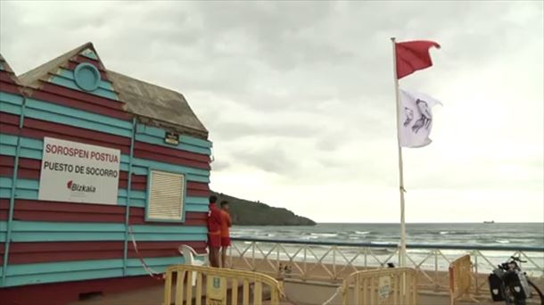 Bandera gorria eta medusena, gaur, Arena hondartzan. 