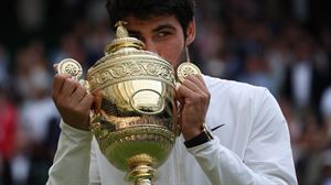 Carlos Alcarazek Djokovic garaitu eta bere lehen Wimbledon txapelketa irabazi du
