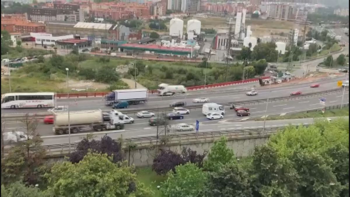 Una caravana de protesta de Ertzainas en lucha causa retenciones en la A 8 en los alrededores de Bilbao