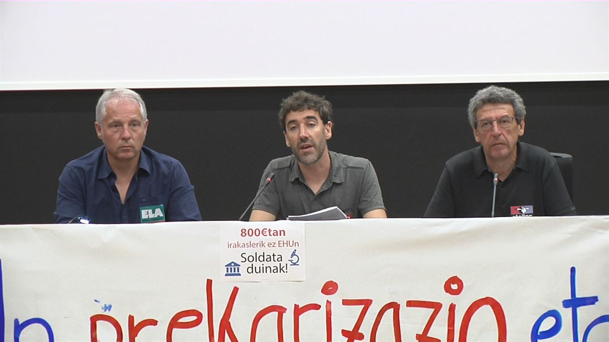 Rueda de prensa de los sindicatos. Imagen obtenida de un vídeo de EITB Media.