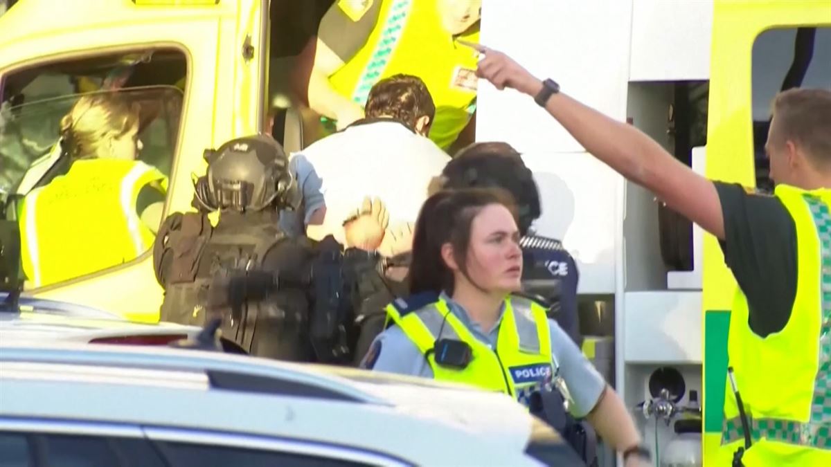 Uno de los heridos en el tiroteo de Auckland es atendido en una ambulancia. Foto: Reuters.