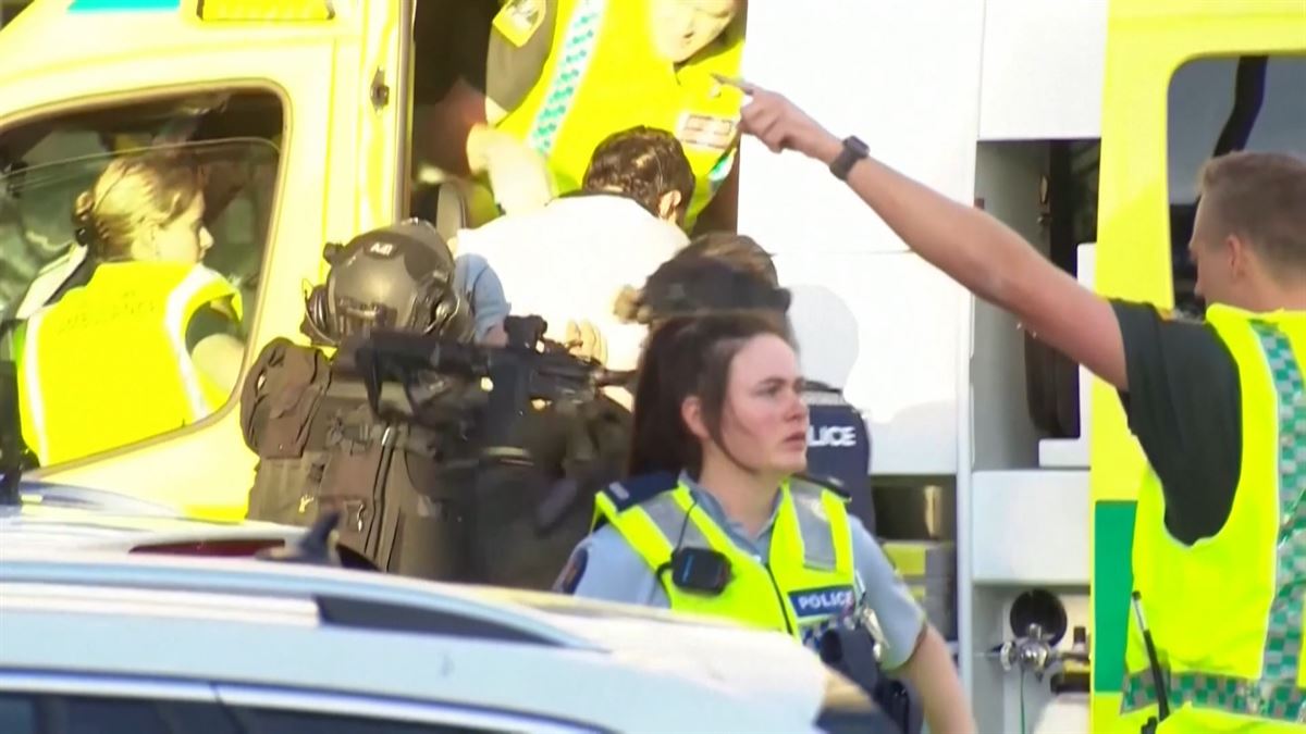 Aucklandeko tiroketan zauritutako gizon bat artatzen. Argazkia: Reuters.