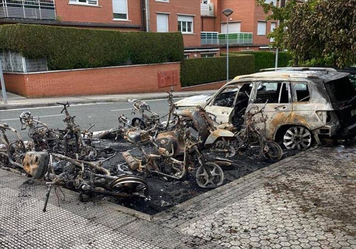 Nueve motos y un coche, calcinados en Donostia. Foto: PSE-EE de Donostia.